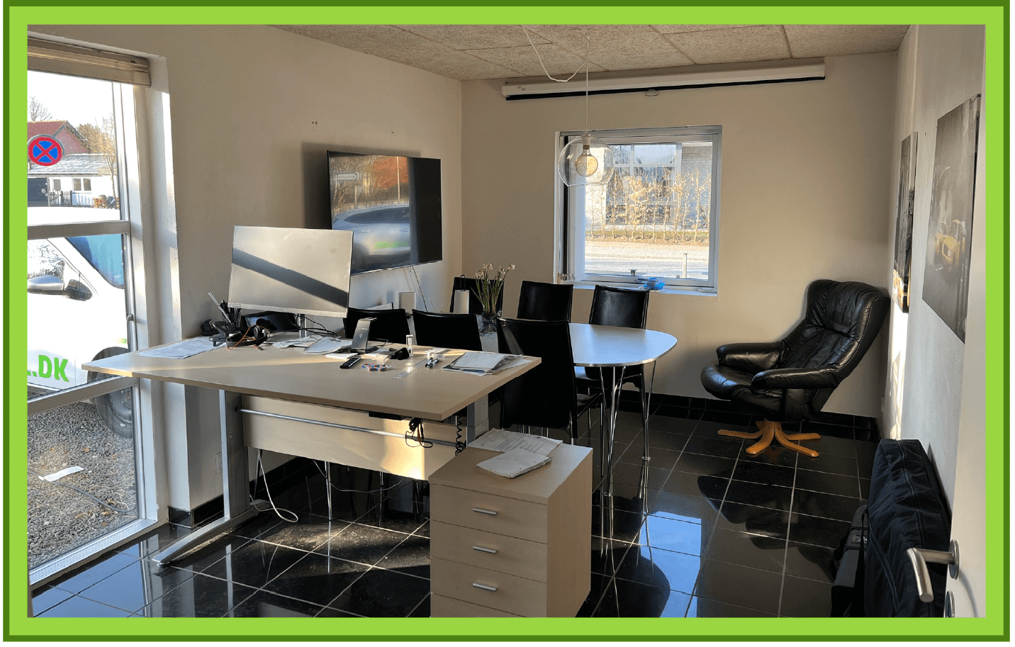 Mødelokale med flisegulv, tv med Bluetooth forbindelse, skrivebord, bord.